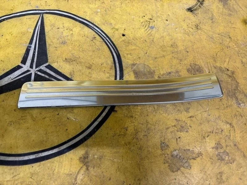 Накладка на порог салона Mercedes C-Class 2010 A2046800235 C204 272.947, задняя правая