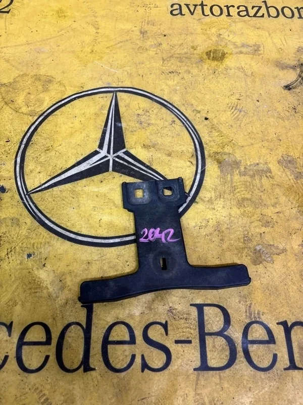 Кронштейн решетки радиатора Mercedes C-Class 2010 A2048850136 C204 271.860