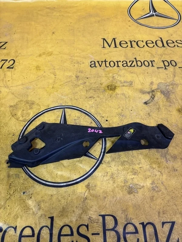 Накладка замка капота Mercedes C-Class 2010 A2048261324 C204 271.860, левая