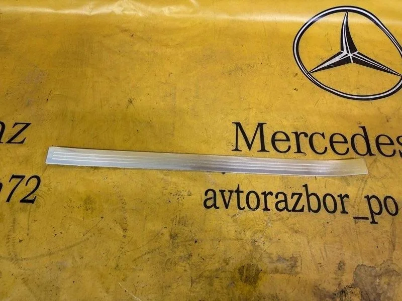 Накладка на порог салона Mercedes S-Class 2009 A2216800435 S221 272.965, передняя правая