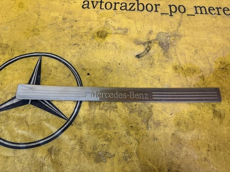 Накладка на порог салона Mercedes C-Class 2010 A2046800135 C204 271.860, передняя
