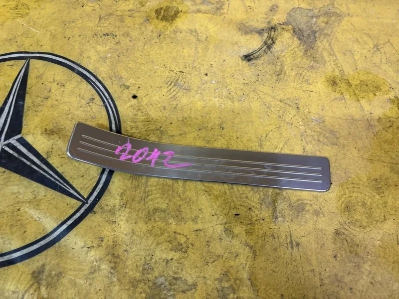 Накладка на порог салона Mercedes C-Class 2010 A2046800235 C204 271.860, задняя правая