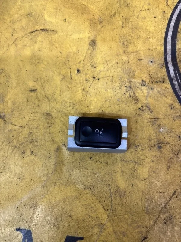Кнопка открывания багажника Mercedes C-Class 2010 A2048707051 C204 272.947