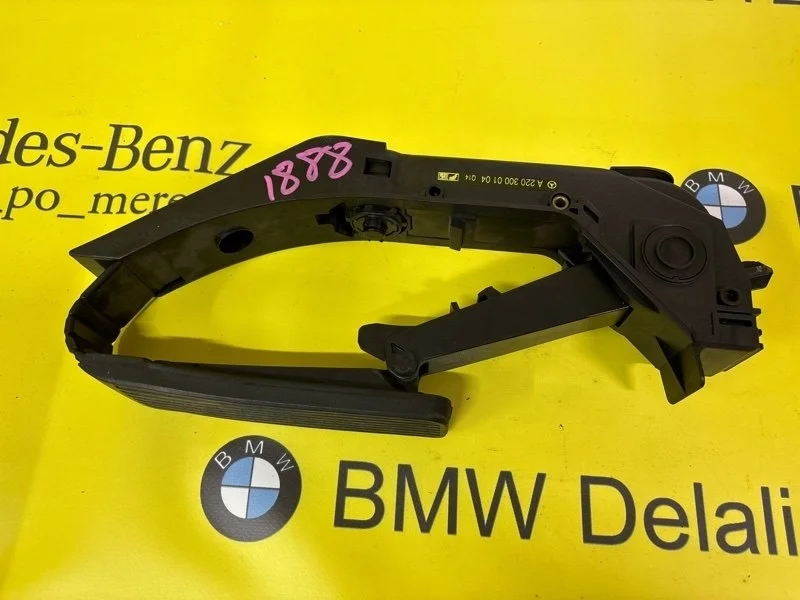 Педаль газа Mercedes S-Class 2009 A2203000104 S221 272.965
