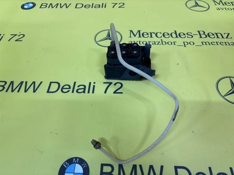 Блок клапанов пневмоподвески Mercedes S-Class 2009 A2123200358 S221 272.965