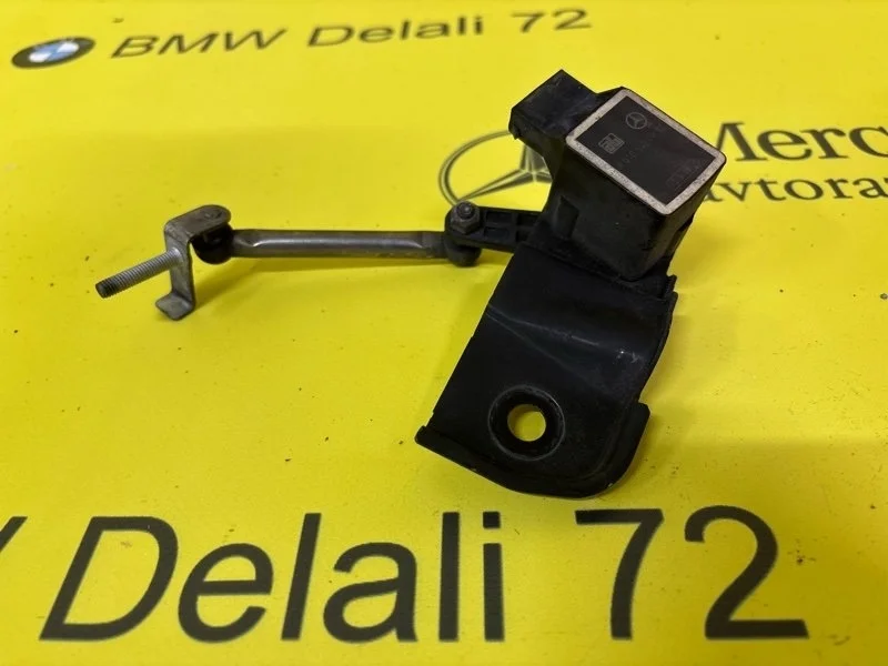 Датчик уровня подвески Mercedes S-Class 2009 A0105427717 S221 272.965, передний правый
