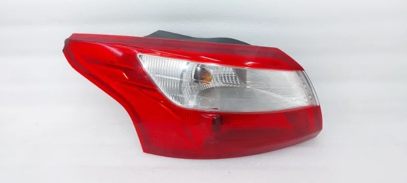 Фонарь Ford Focus 2013 CB8