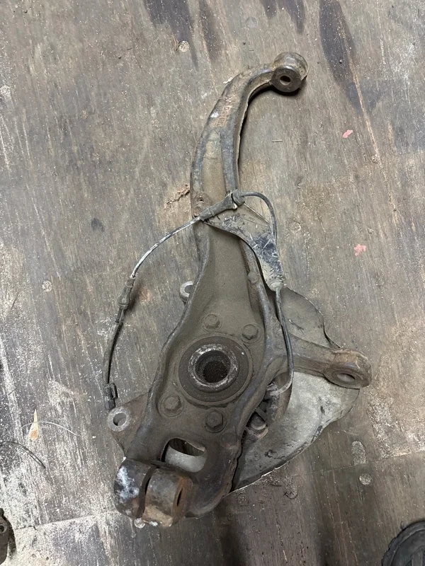 Кулак поворотный левый Nissan Navara (D40) 2004-2015 2009
