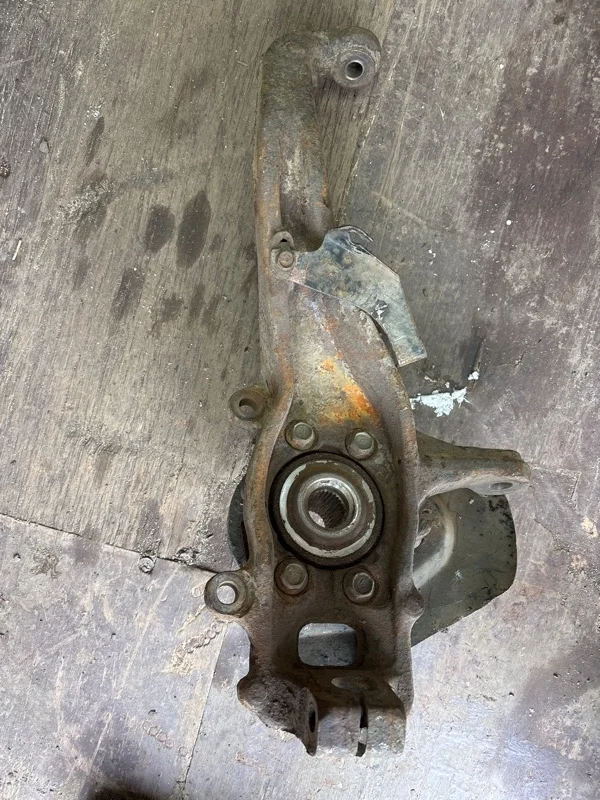 Кулак поворотный левый Nissan Navara (D40) 2004-2015 2009