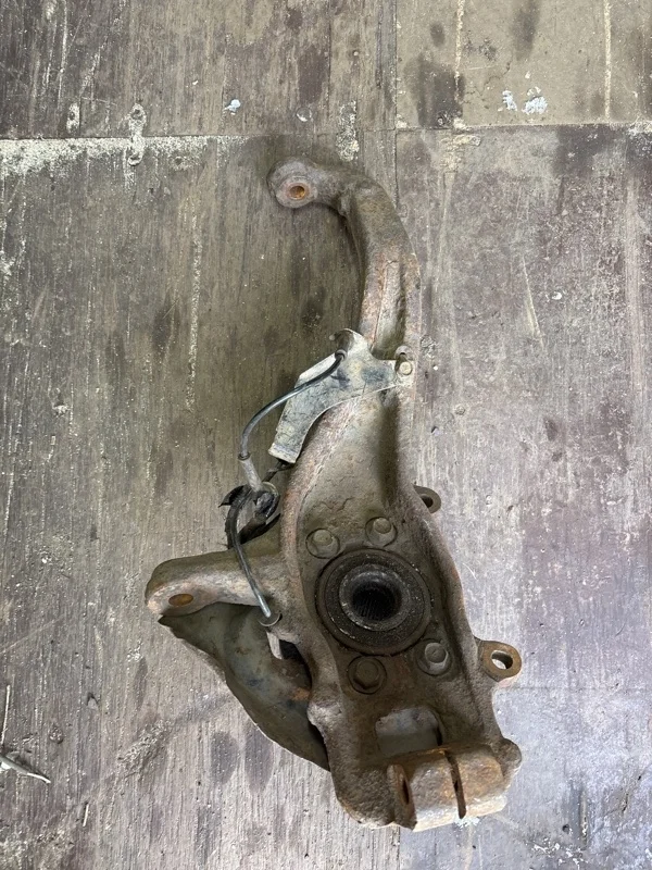 Кулак поворотный правый Nissan Navara (D40) 2004-2015 2010