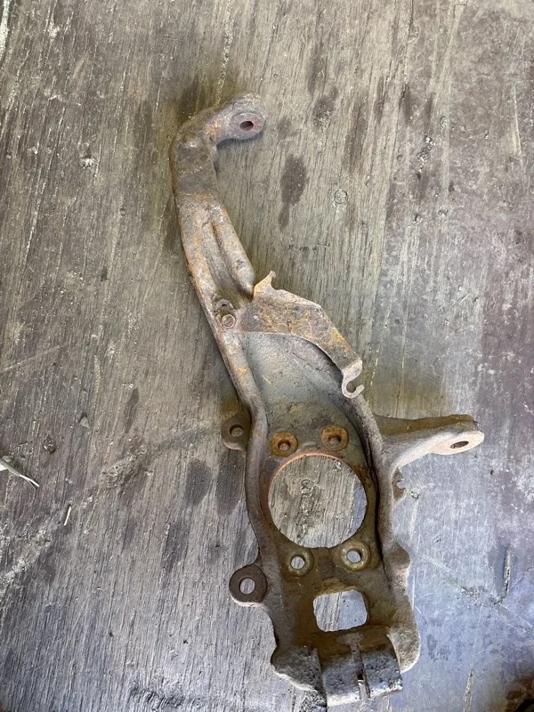 Кулак поворотный левый Nissan Navara (D40) 2004-2015 2008