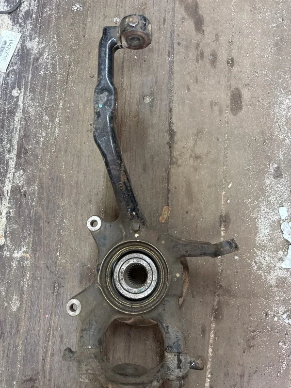 Кулак поворотный левый Toyota Hilux (2005-2015) 2010