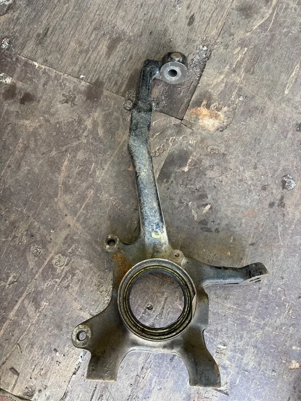 Кулак поворотный левый Toyota Hilux (2005-2015) 2010