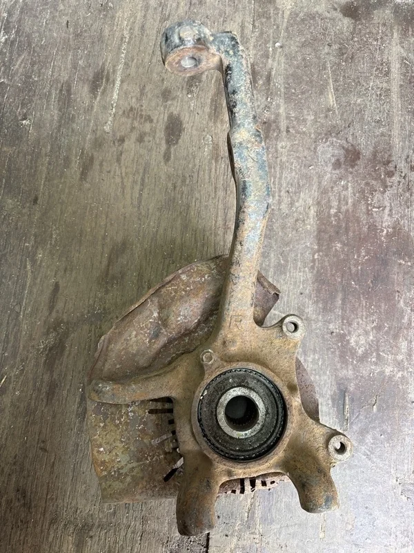 Кулак поворотный правый Toyota Hilux (2005-2015) 2010