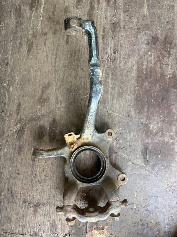 Кулак поворотный правый Toyota Hilux (2005-2015) 2010