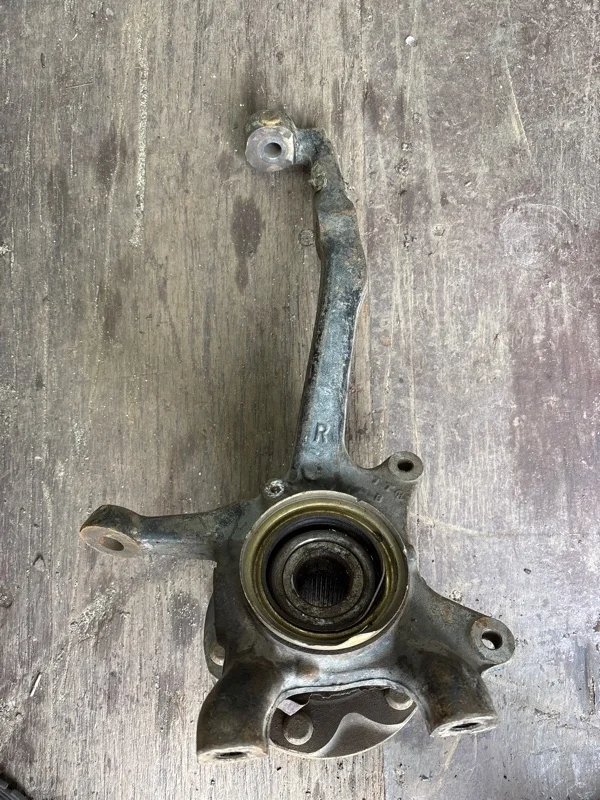 Кулак поворотный правый Toyota Hilux (2005-2015) 2010