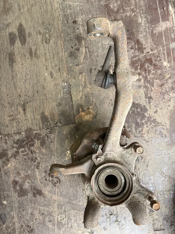Кулак поворотный правый Toyota Hilux (2005-2015) 2010
