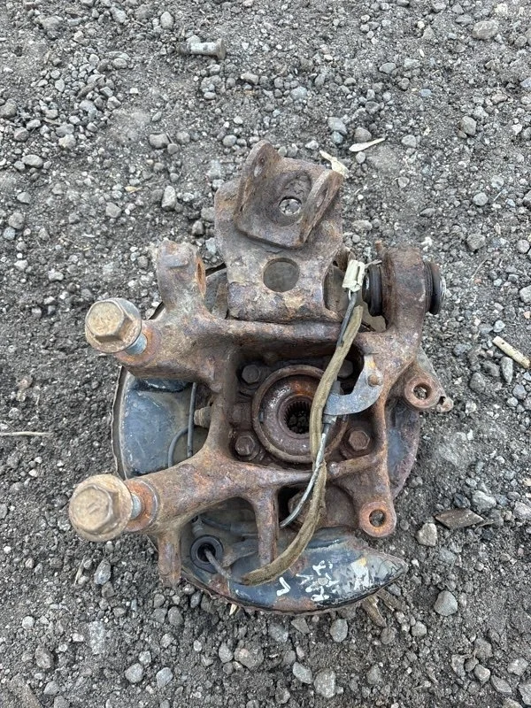 Кулак задний левый Toyota Rav 4 (XA30) (2005-2014) 2009