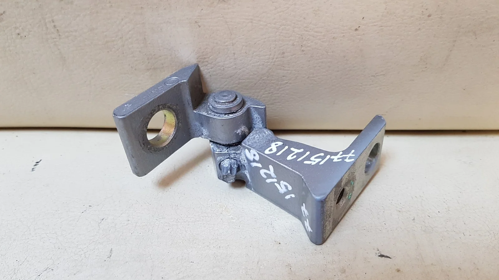 петля дверная задняя левая VOLKSWAGEN PASSAT 8, B8, B8.5, 3G2, 3G5   ФОЛЬКСВАГЕН   ПАССАТ   ПАСАТ   Задний Левый  8X0831403E 2014-2024 (контрактная запчасть)