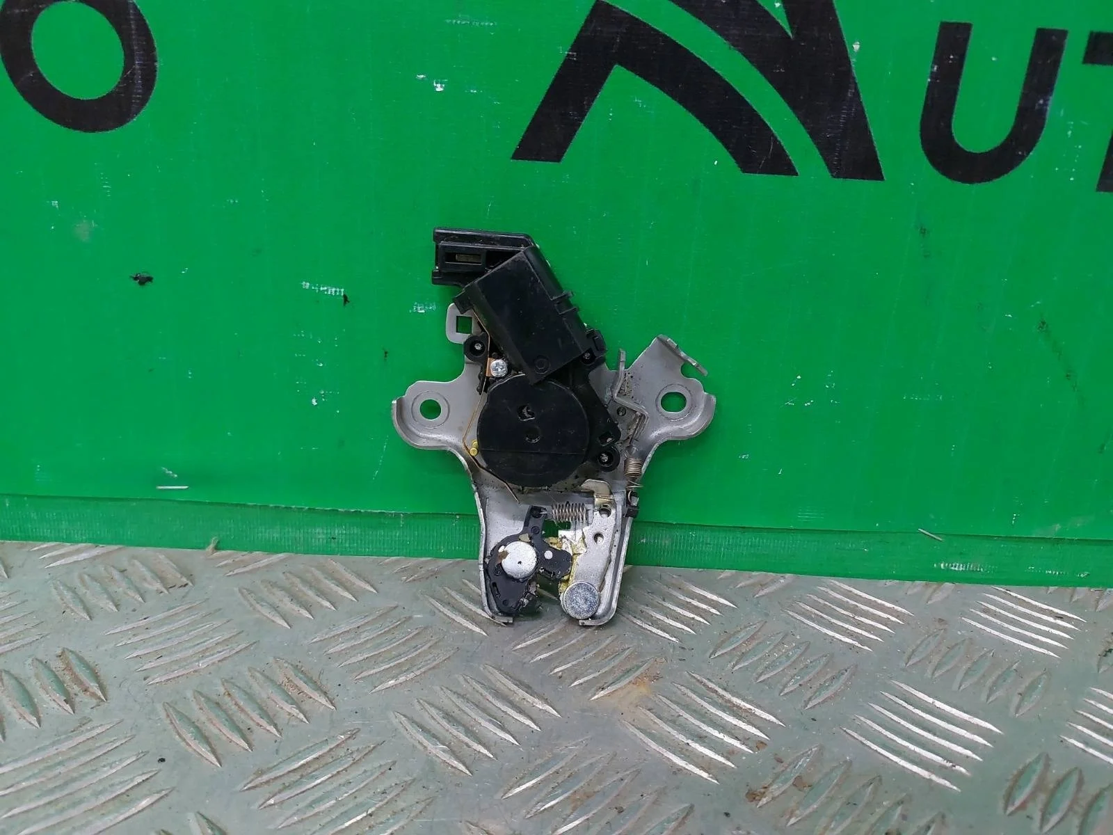 Замок крышки багажника Toyota Corolla 2012-2019 11 E160 E170 E180