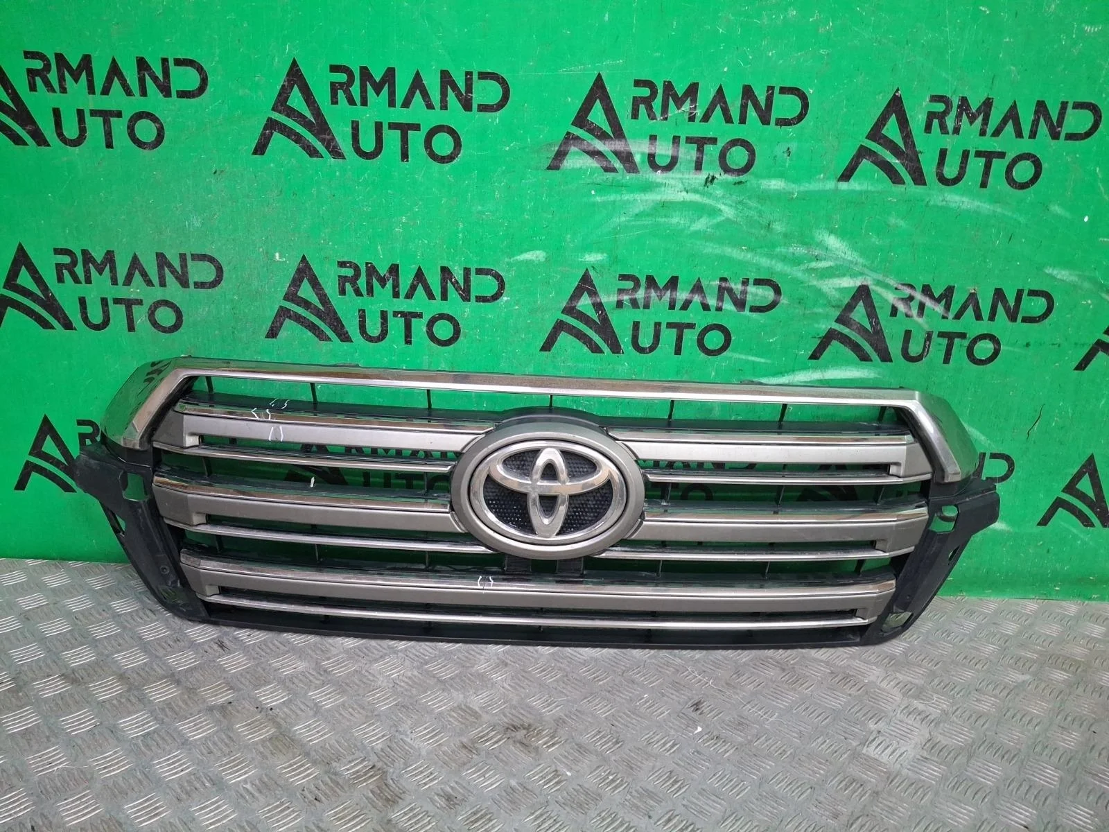 Решетка радиатора Toyota Land Cruiser 2015-2021 200