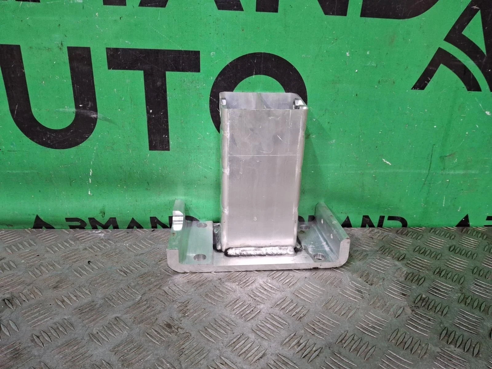 Кронштейн усилителя бампера Land Rover Range 2012-2022 4 L405