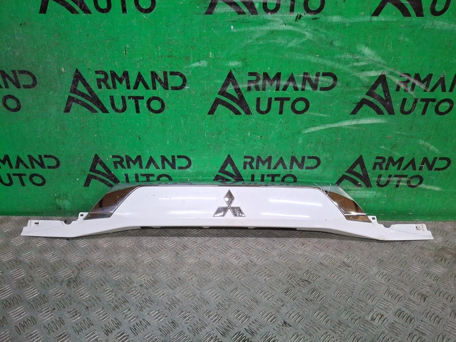 Накладка двери багажника Mitsubishi Outlander 2015-нв 3