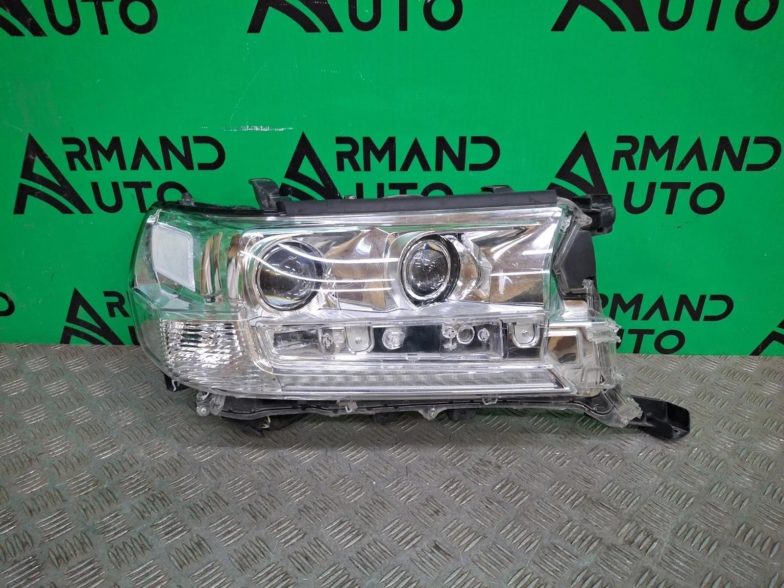 Фара Toyota Land Cruiser 2015-2021 200