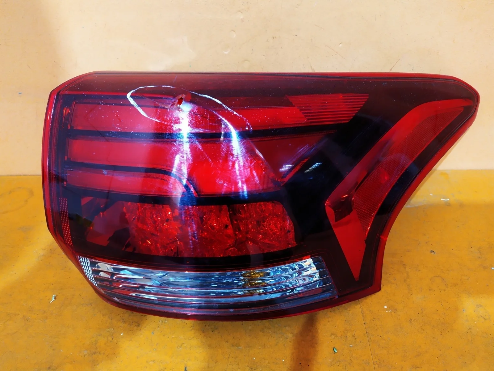 Фонарь внешний Mitsubishi Outlander 2015-нв 3
