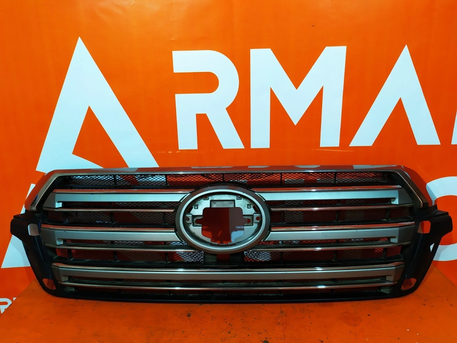Решетка радиатора Toyota Land Cruiser 2015-2021 200
