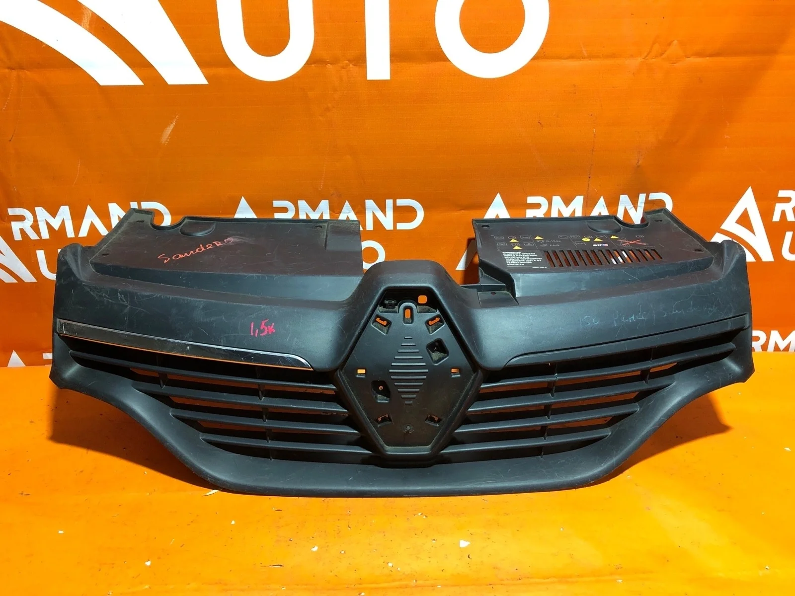 Решетка радиатора Renault Logan 2012-2018