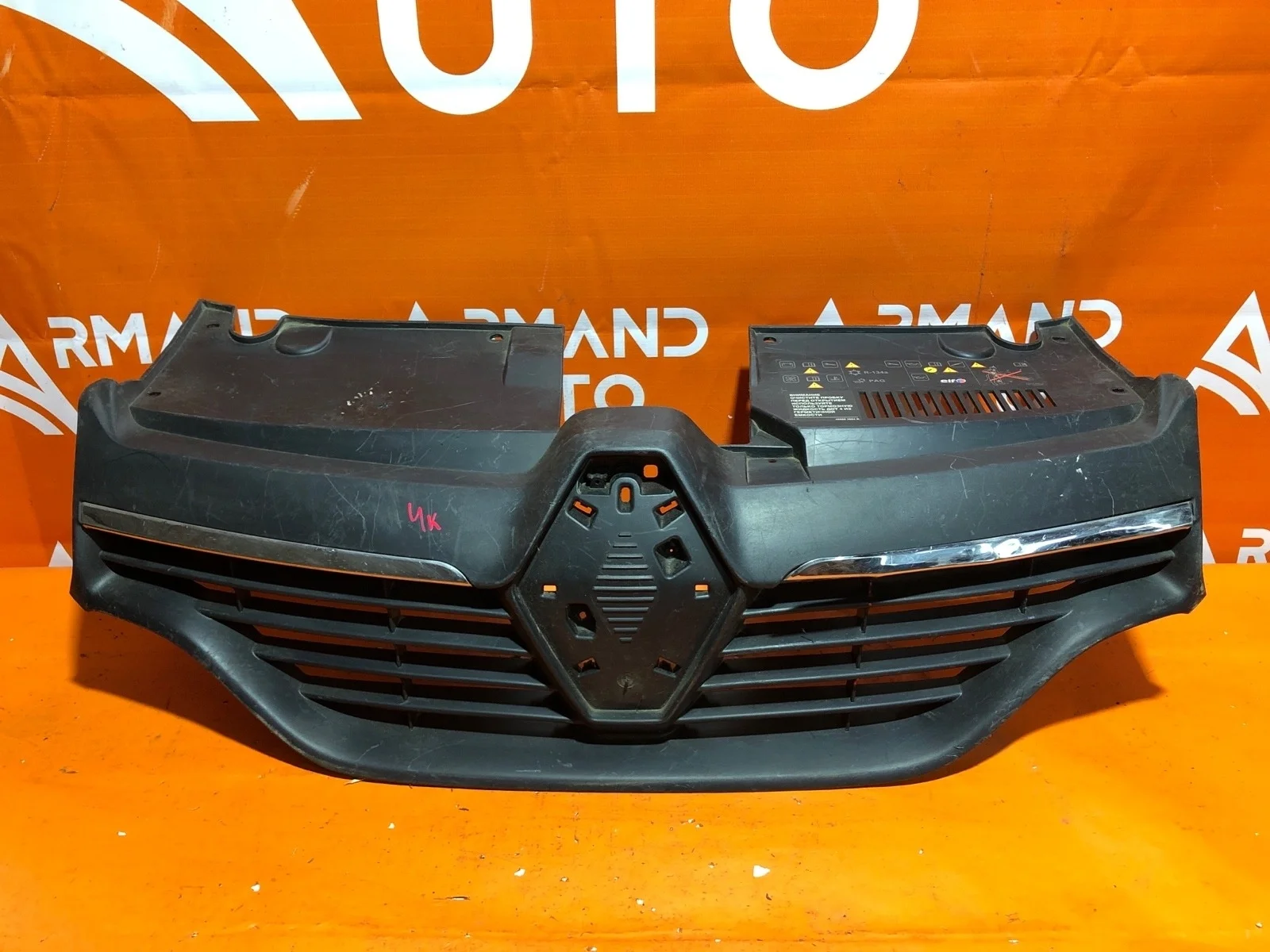 Решетка радиатора Renault Logan 2012-2018