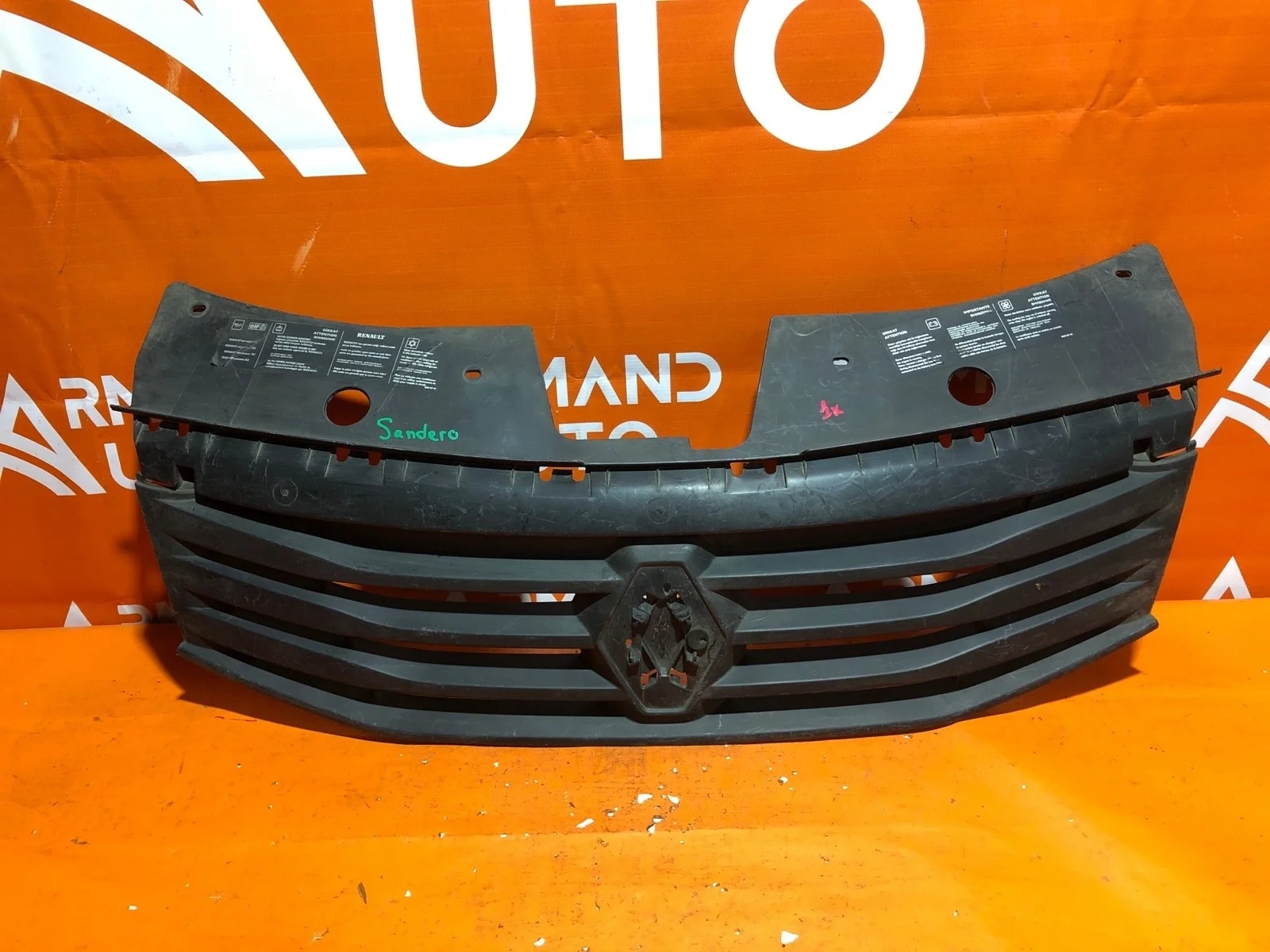 Решетка радиатора Renault Sandero 2009-2014