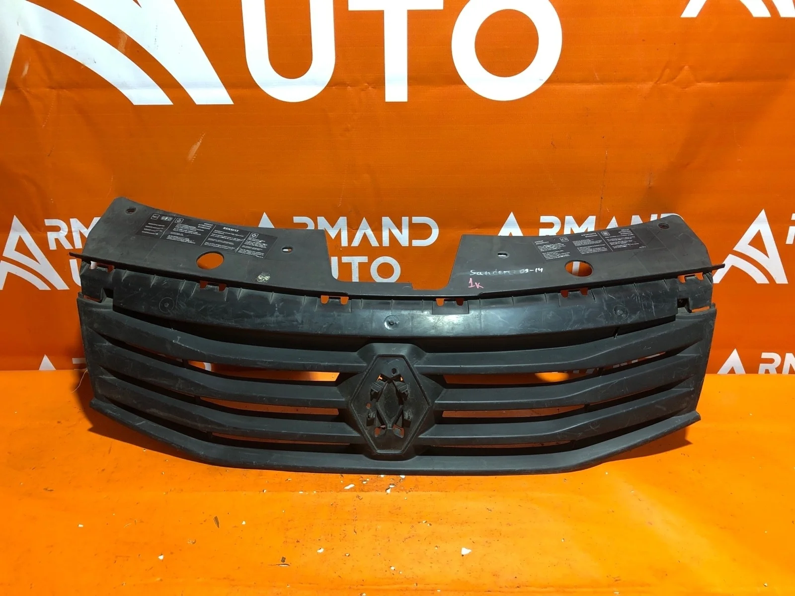 Решетка радиатора Renault Sandero 2009-2014