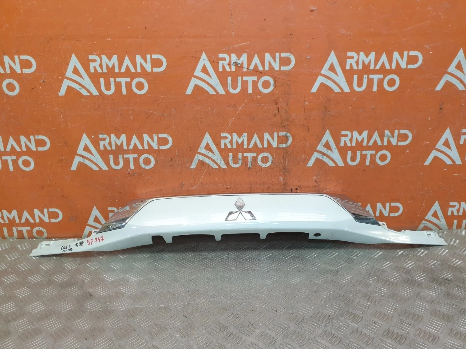Накладка двери багажника Mitsubishi Outlander 2015-нв 3