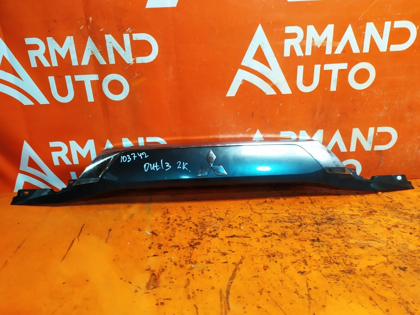 Накладка двери багажника Mitsubishi Outlander 2015-нв 3