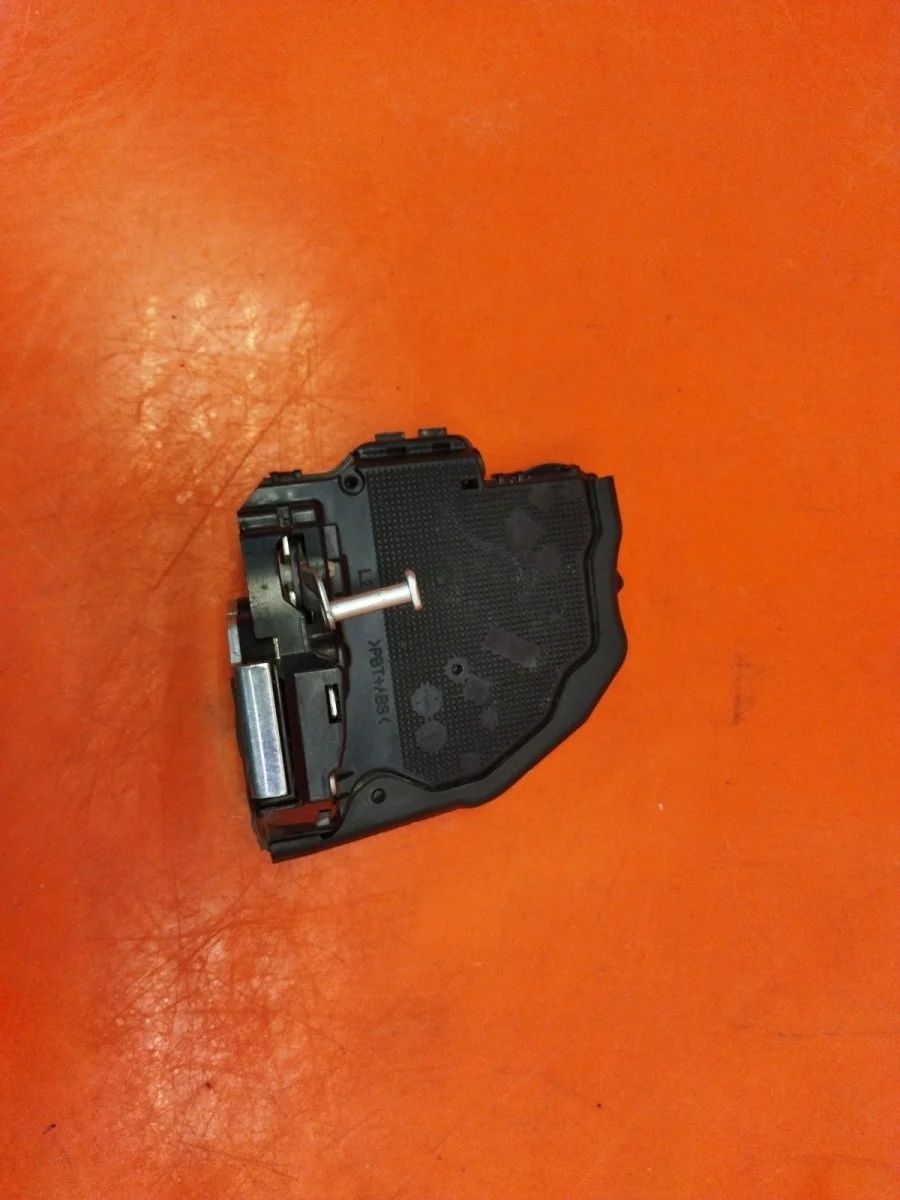 Замок двери Toyota RAV4 2005-2014 3 XA30