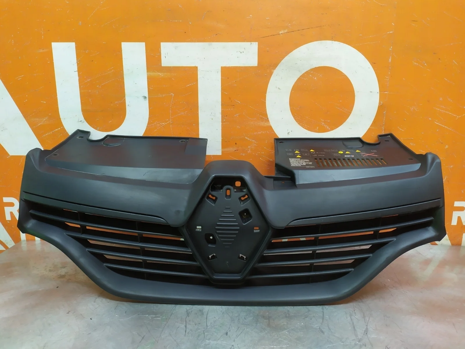 Решетка радиатора Renault Logan 2012-2018