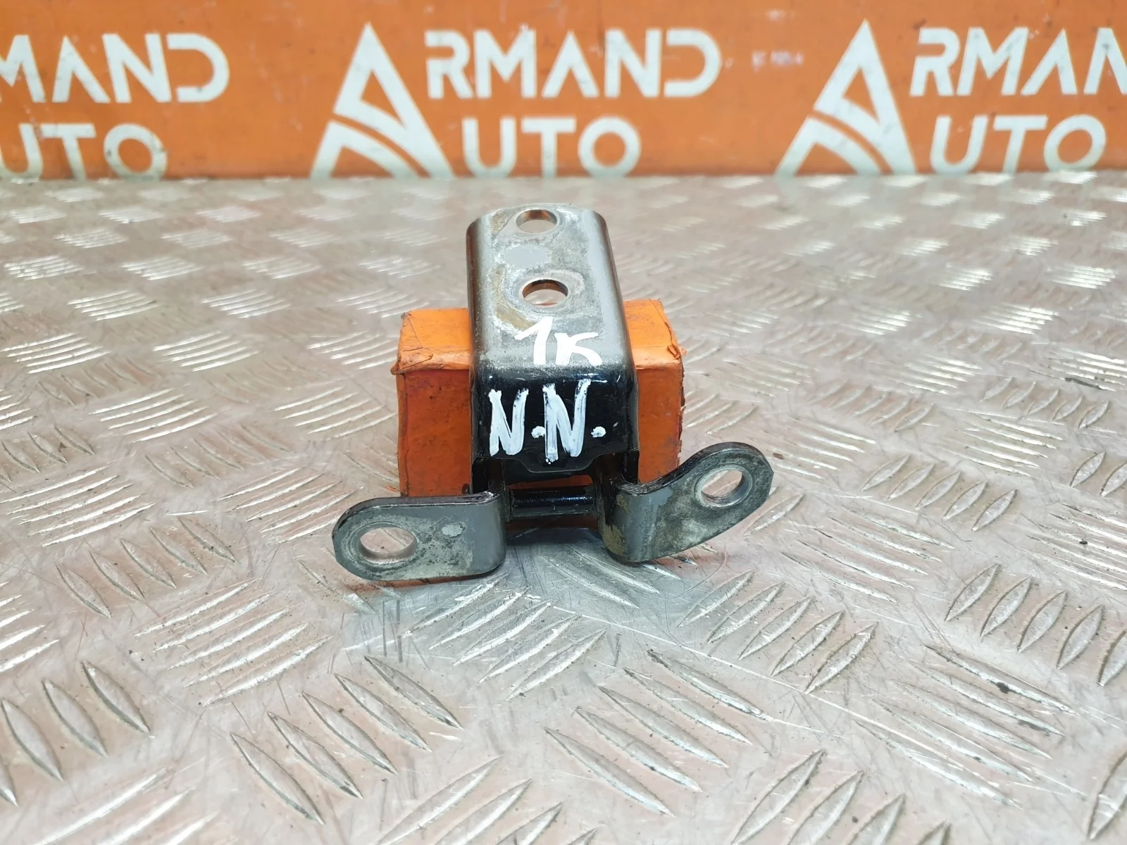 Петля двери нижняя Toyota Avensis 2003-2009 Т250