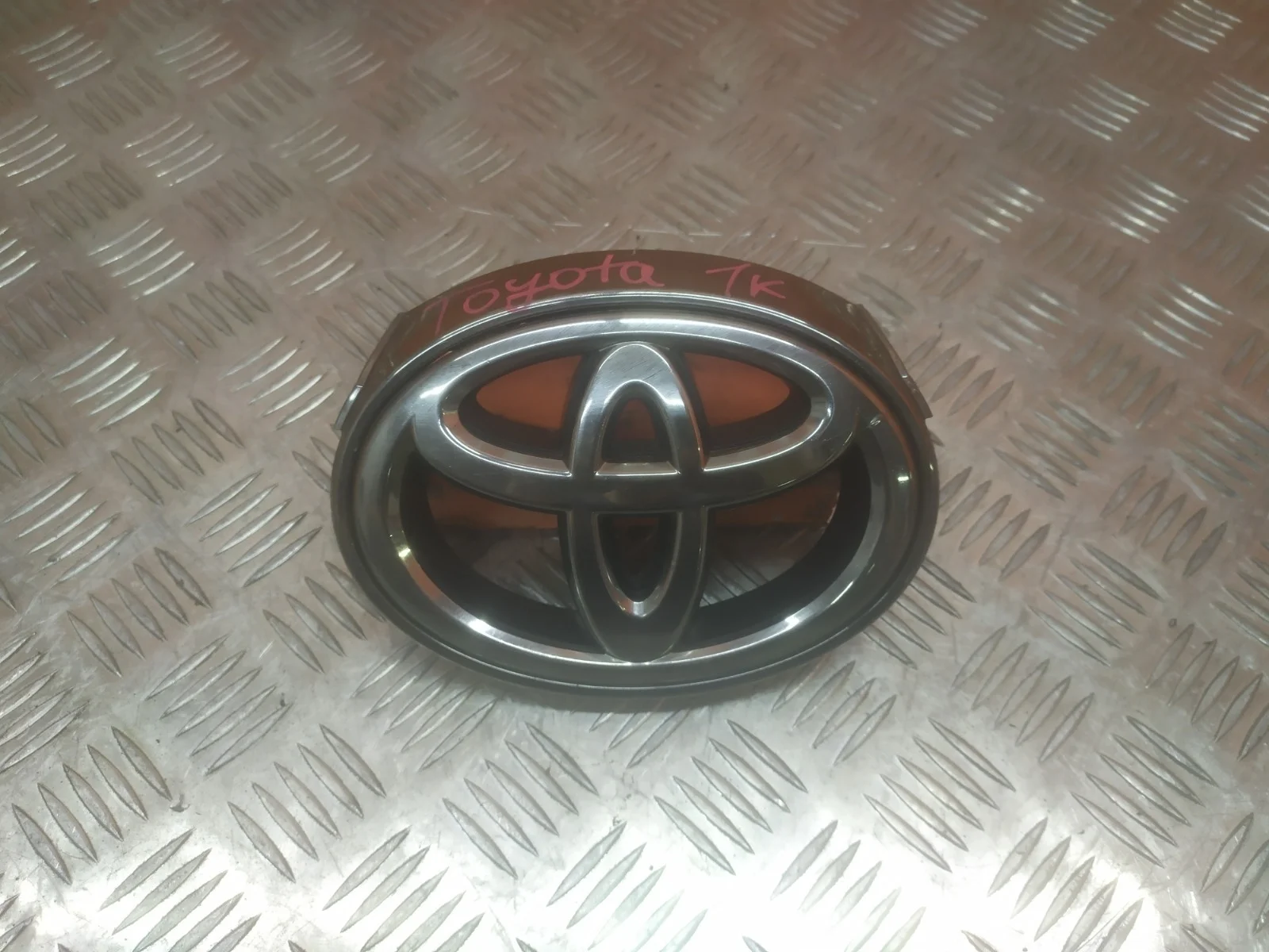 Эмблема Toyota Camry 2014-2018 7 XV50