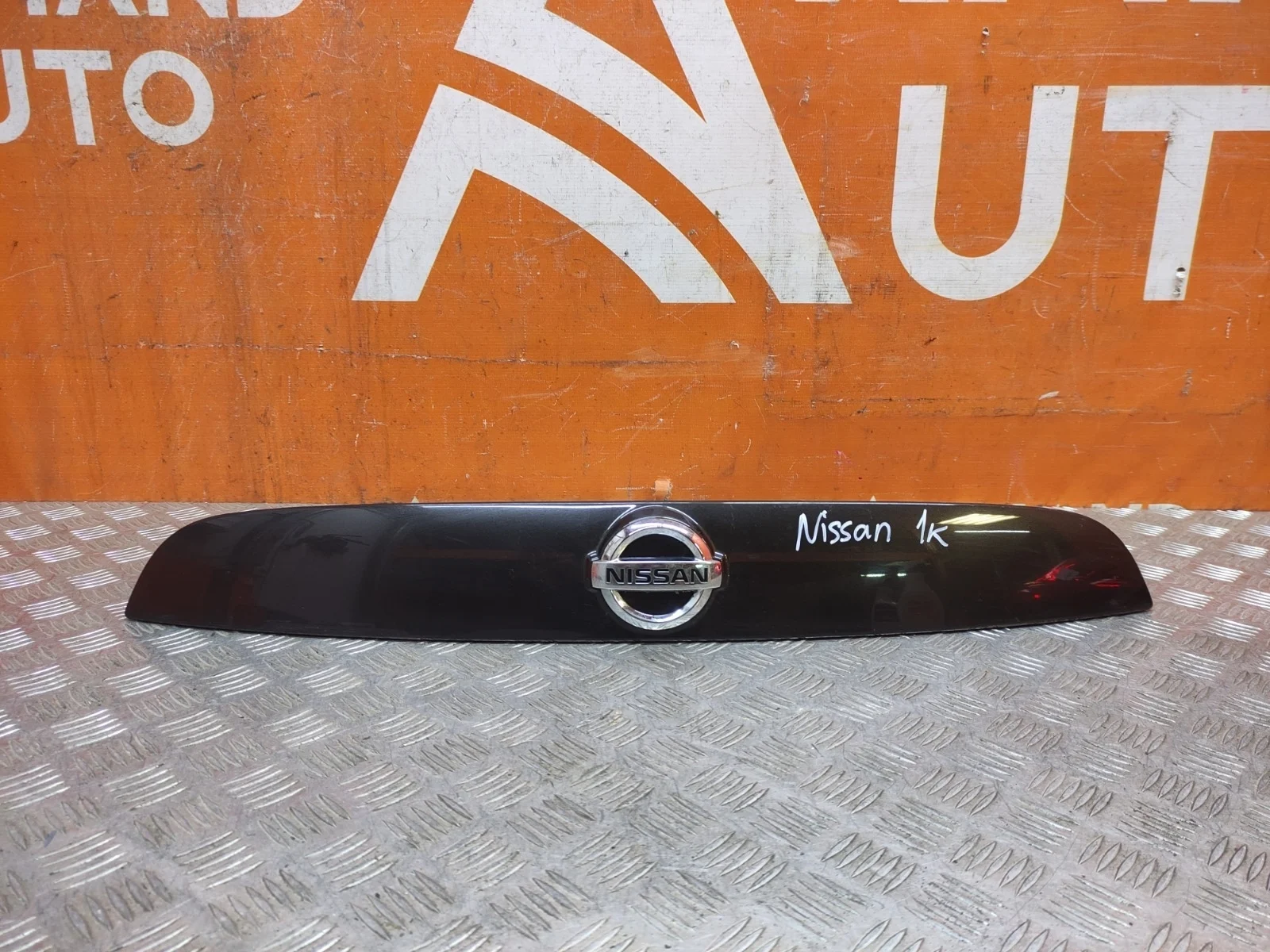 Накладка двери багажника Nissan Juke 2010-2019 YF15