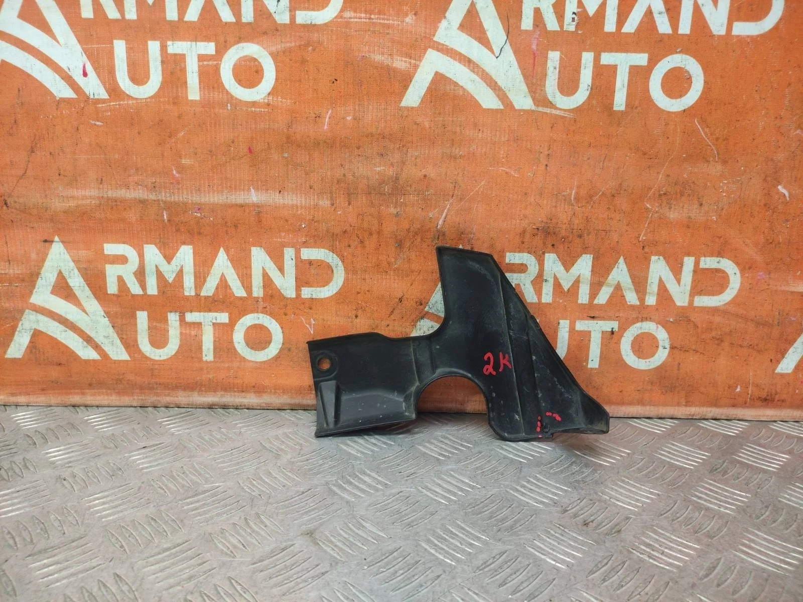 Кронштейн решетки радиатора нижний Mitsubishi Outlander 2012-нв 3