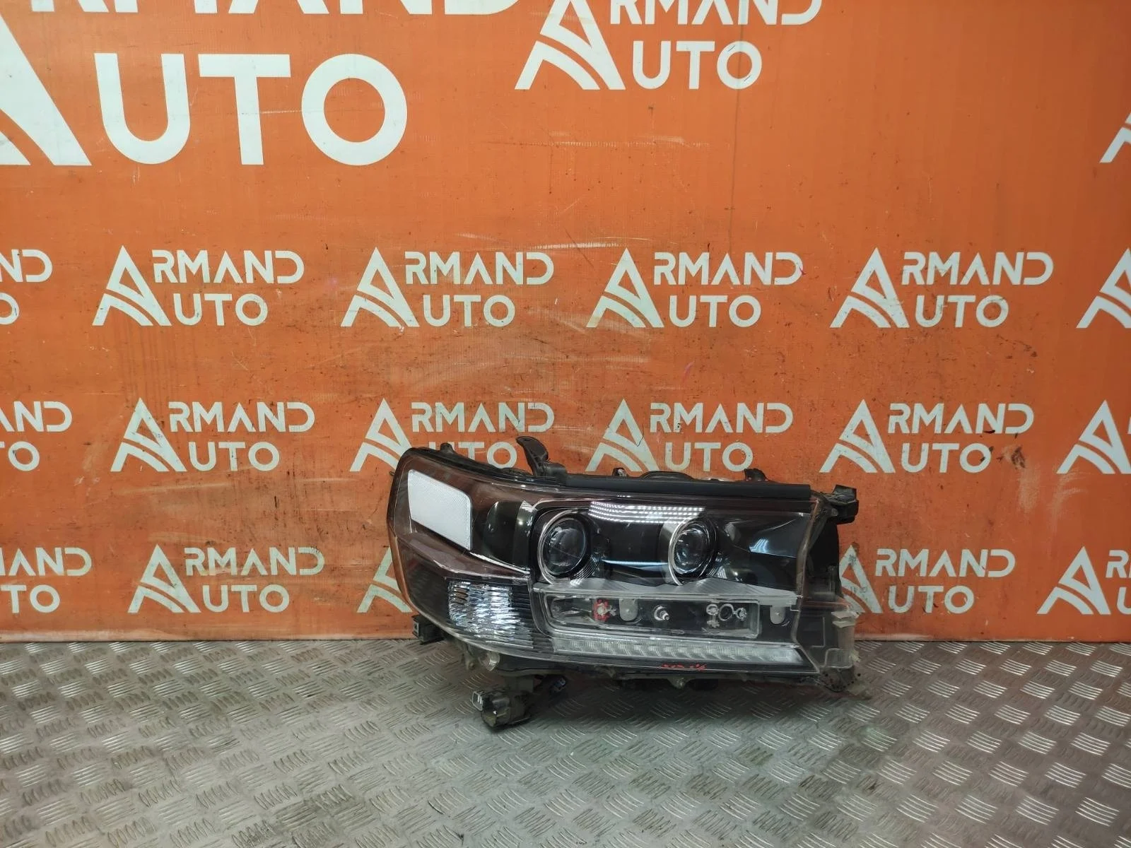 Фара Toyota Land Cruiser 2015-2021 200