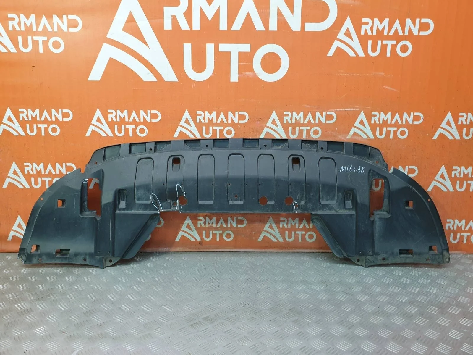 Пыльник бампера Mitsubishi Outlander 2012-нв 3