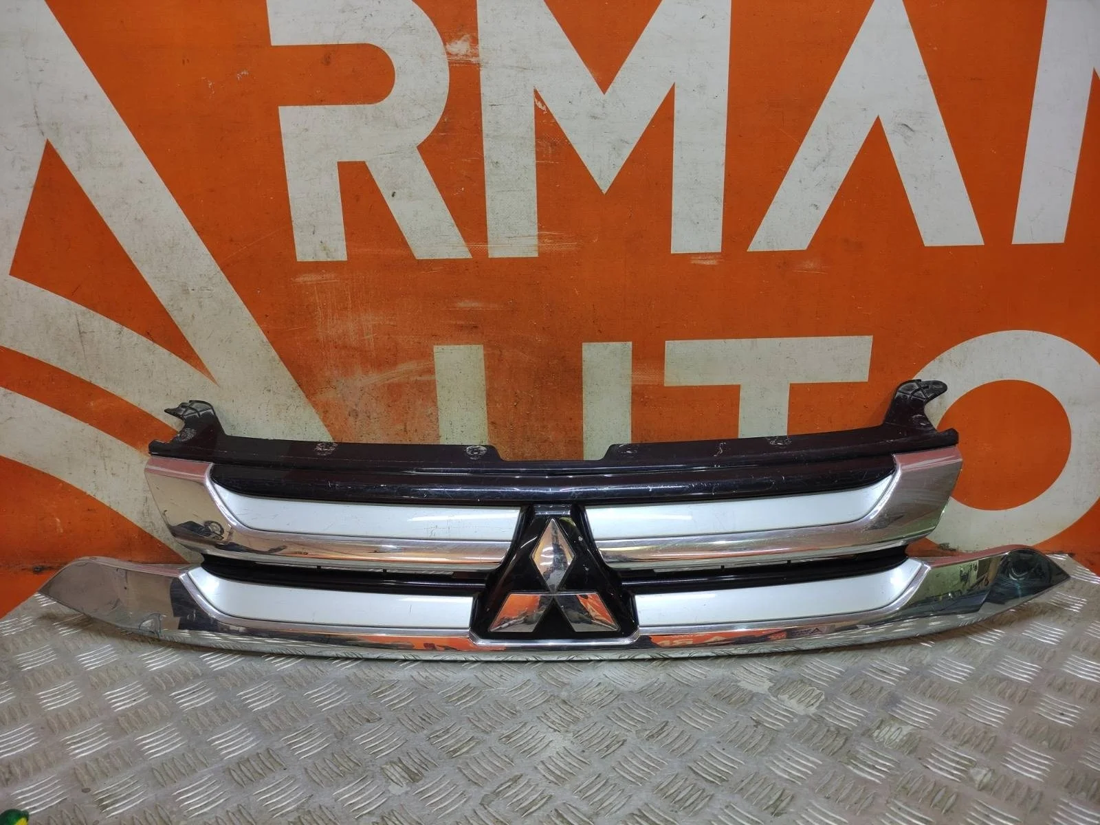 Решетка радиатора Mitsubishi OUTLANDER 2015-2018 3
