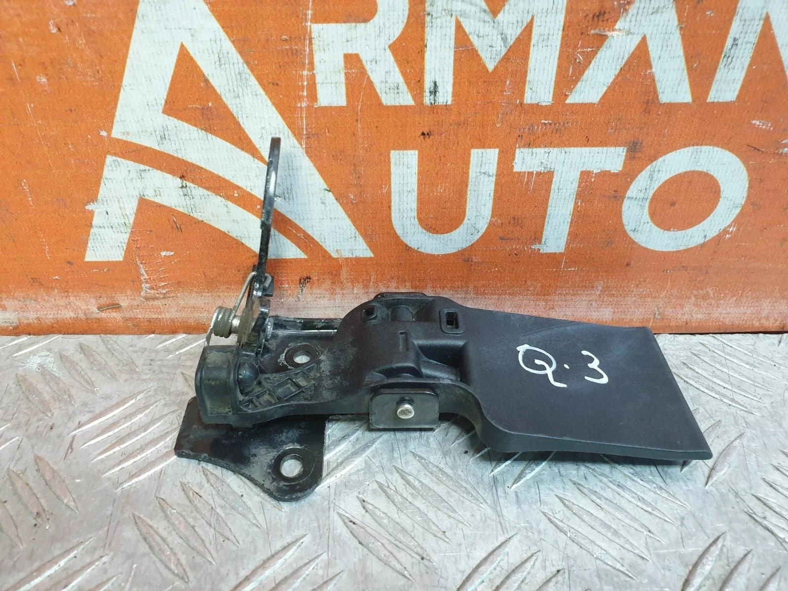 Крюк капота Audi Q3 2011-2018 8U