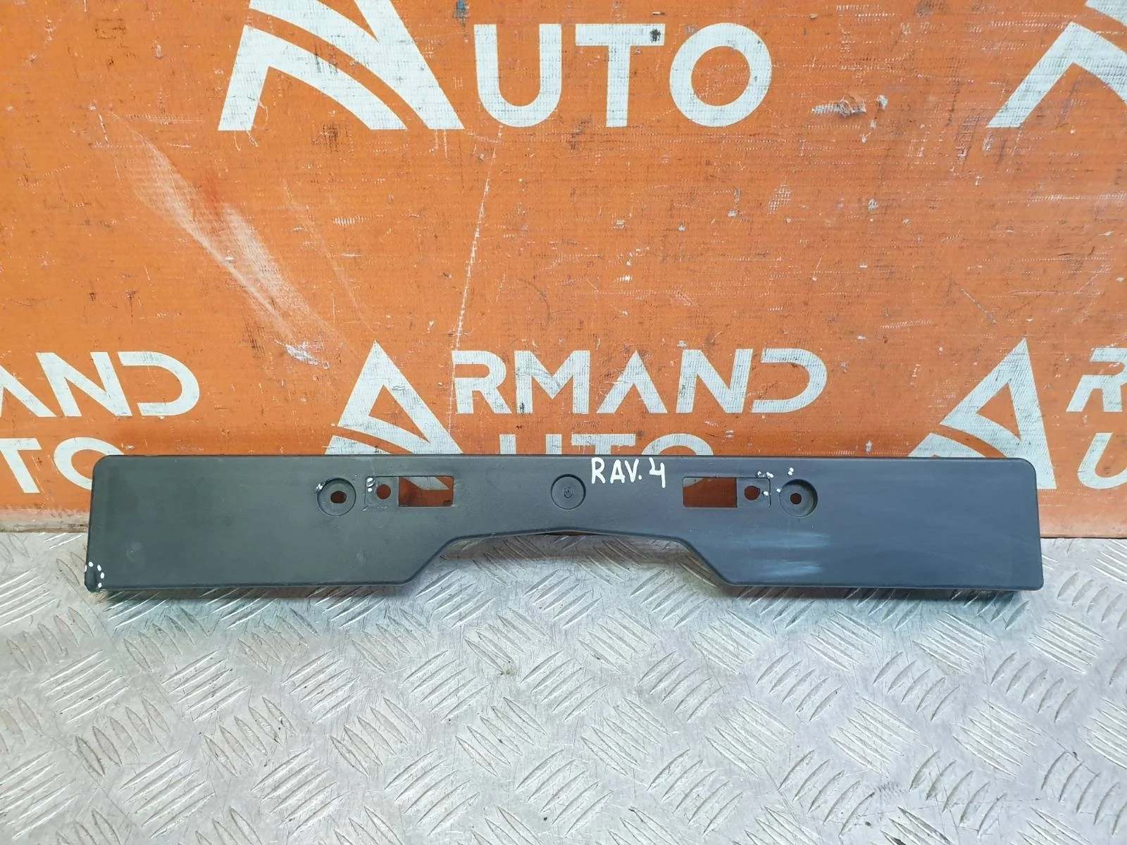 Площадка под гос номер Toyota RAV4 2015-2019 CA40