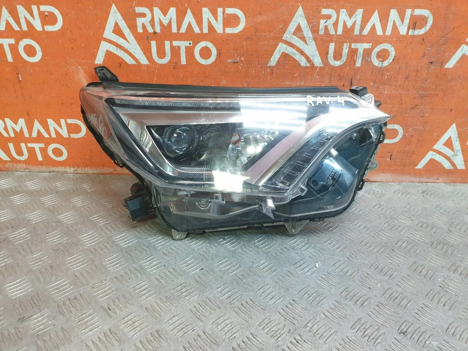 Фара Toyota RAV4 2015-2019 CA40