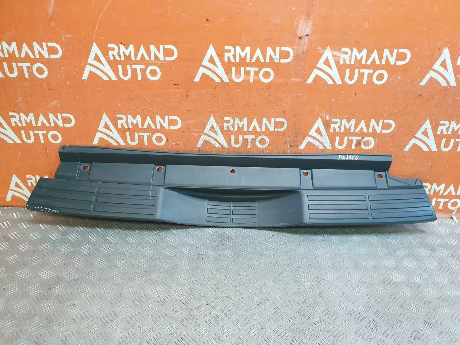 Накладка бампера верхняя Mitsubishi Pajero 2006-нв 4
