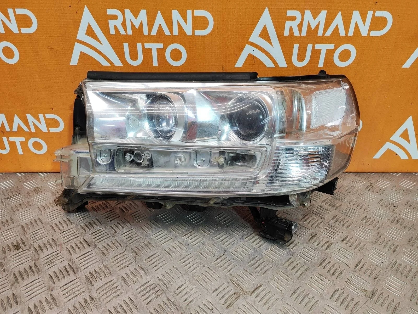 Фара Toyota Land Cruiser 2015-2021 200